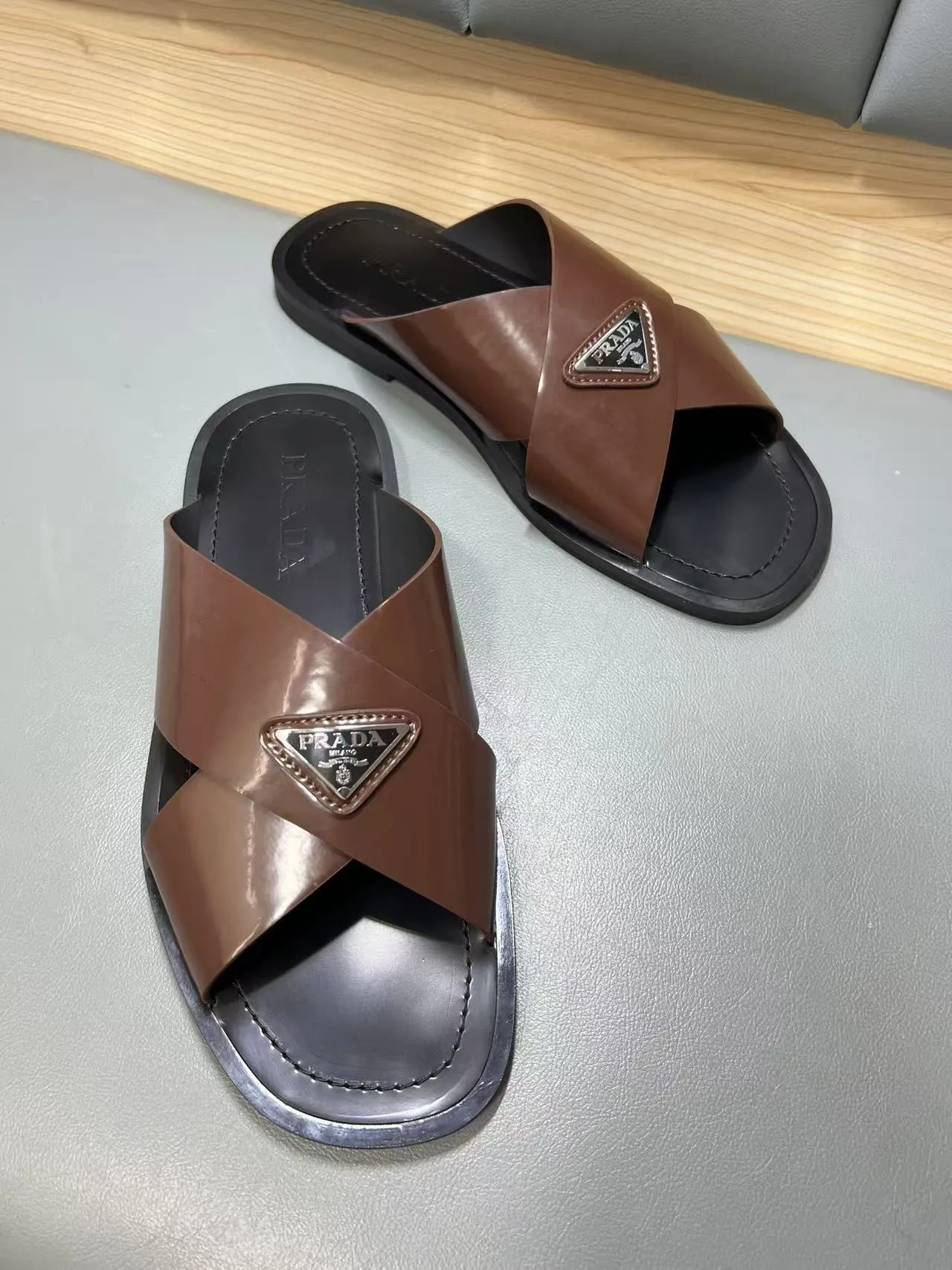 340💰PRADA Prada’s latest slippers are synchronized with the official website. This slipper is made of the brand’s unique and iconic Saffiano leather. The brand logo jumps out from the double straps, and the brand style is clearly visible. Cowhide gives men elegant charm and functional design, making it an ideal choice for vacation and leisure. Size:38-45